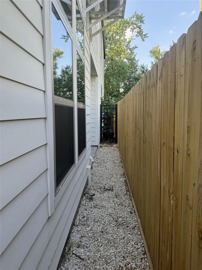 Building Photo - 540 Janisch Rd