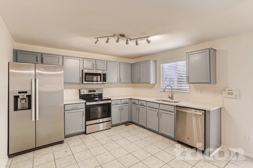 Building Photo - 5305 S Valdai St