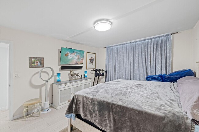 Building Photo - 3100 NE 49th St