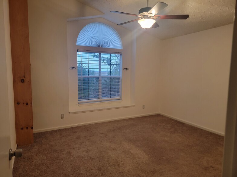 Master bedroom - 137 Marsh Edge Ln