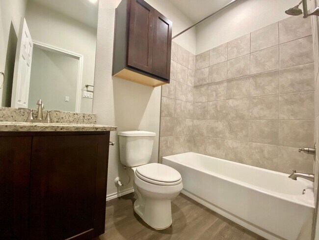 Building Photo - Luxury Duplex in Seguin!