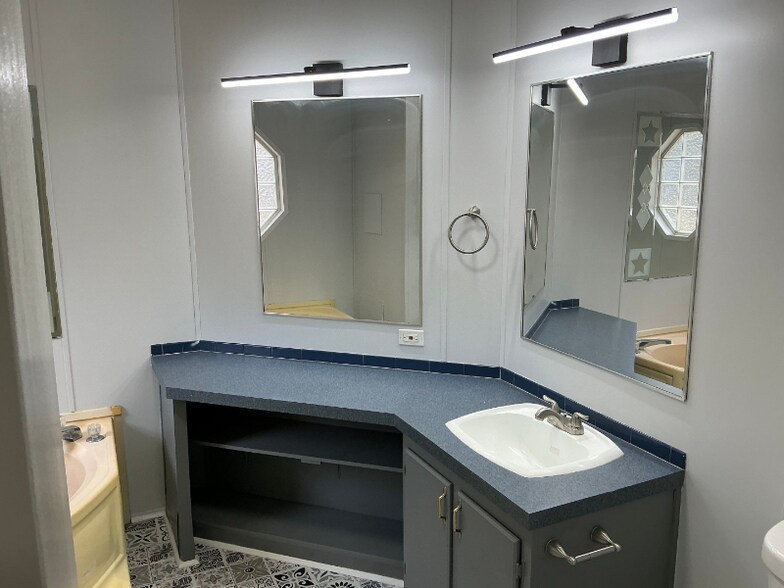 Building Photo - 1081 Clara Ln