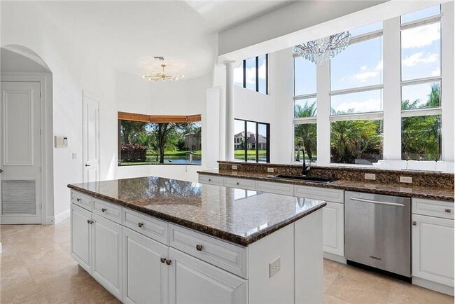 Building Photo - 10546 Versailles Blvd