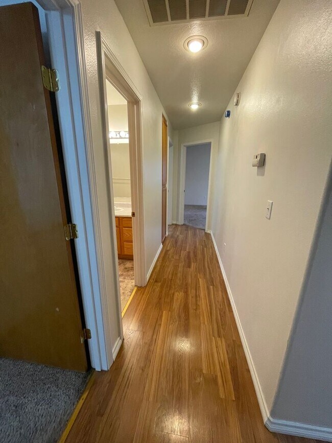 Building Photo - East Medford 3 Bedroom 2 Bathroom w/Large 2 car garage - Single Level