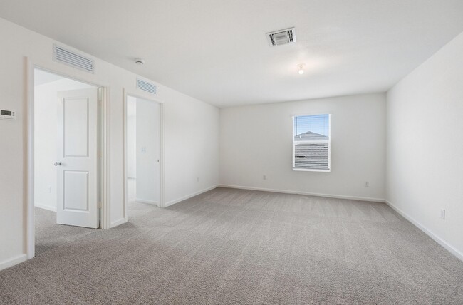 Building Photo - 10461 NW Suncrest Lp