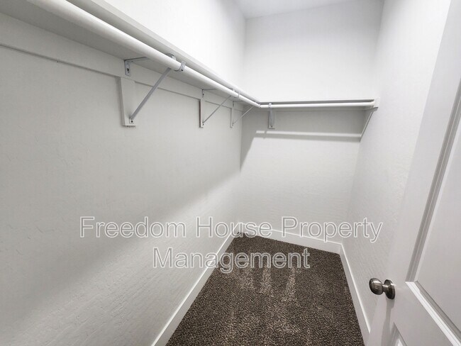 Building Photo - 1111 Sixshooter Ave