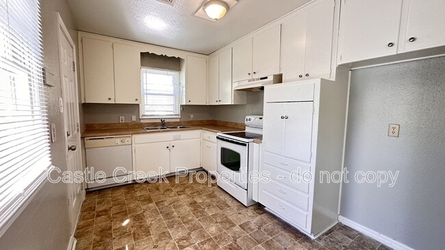 Building Photo - 1104 Hickory Ln