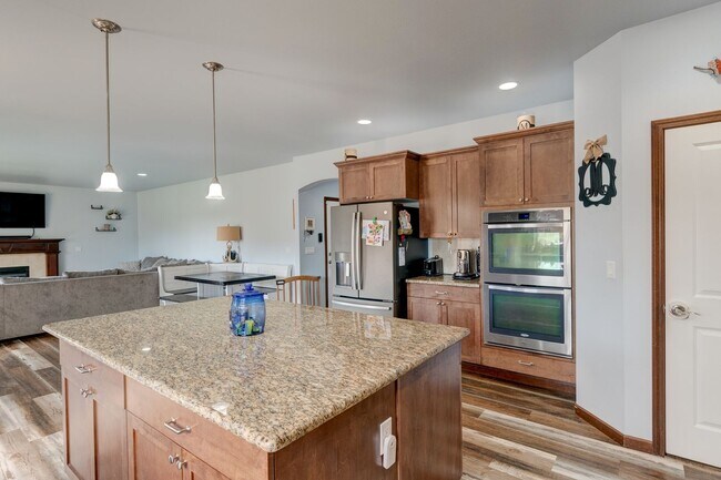 Building Photo - 4 Bedroom House in Gated Community