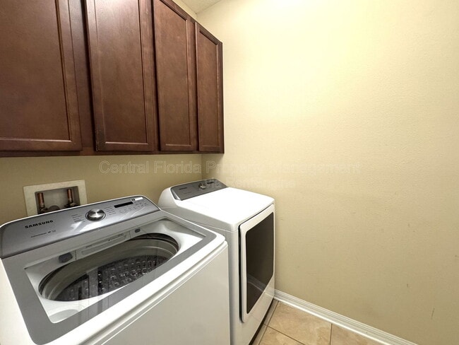 Building Photo - 215 Lakeshore Dr