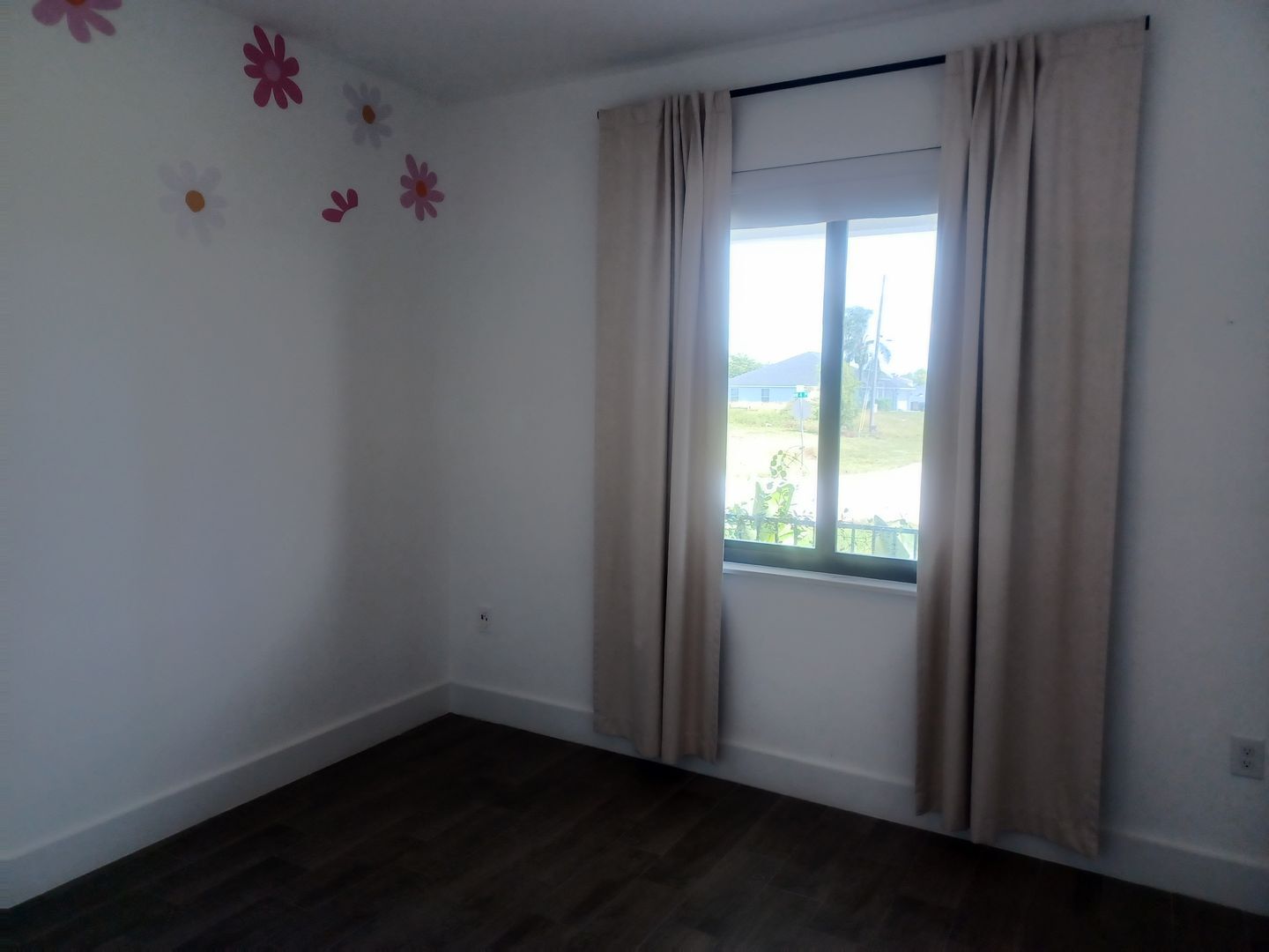 Building Photo - Available Now: Spacious 3 Bedroom / 2 Bathroom With a Large Fenced Yard