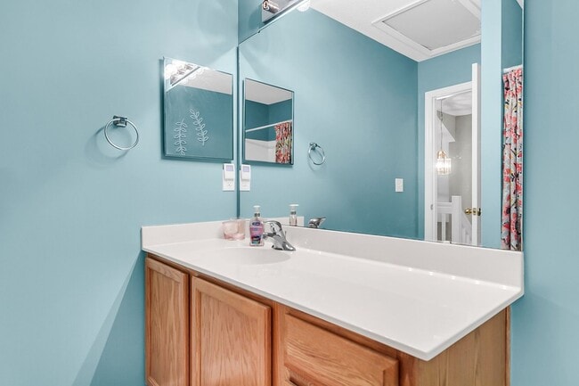 Building Photo - Spacious Townhome Prime Location!