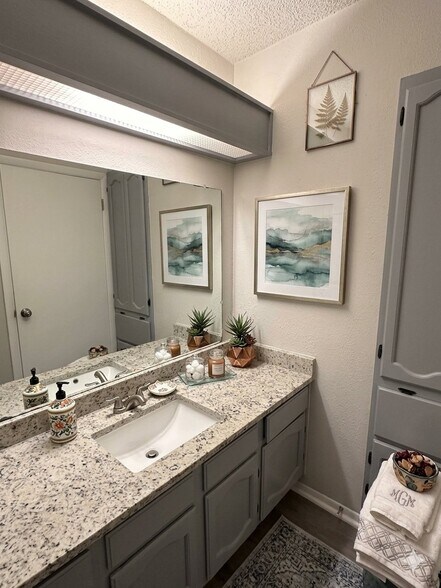 Building Photo - 7534 Lincoln Village Dr