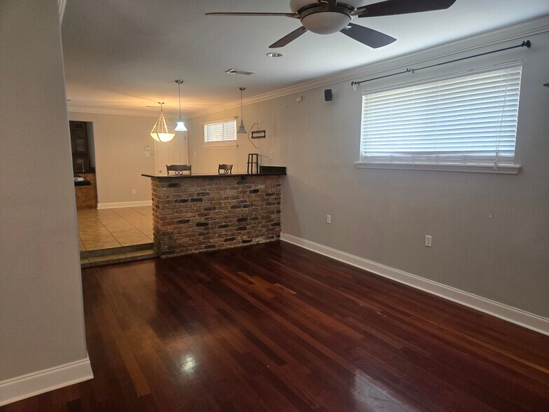 Building Photo - 4859 Camelot Dr