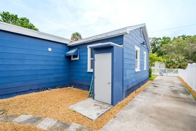 Building Photo - 2017 Oceanview Pl