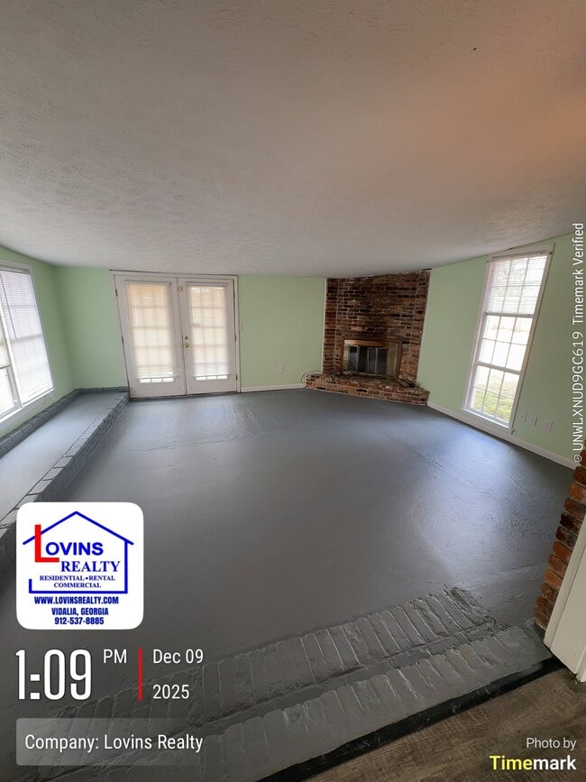 Building Photo - 2106 N Maple Dr