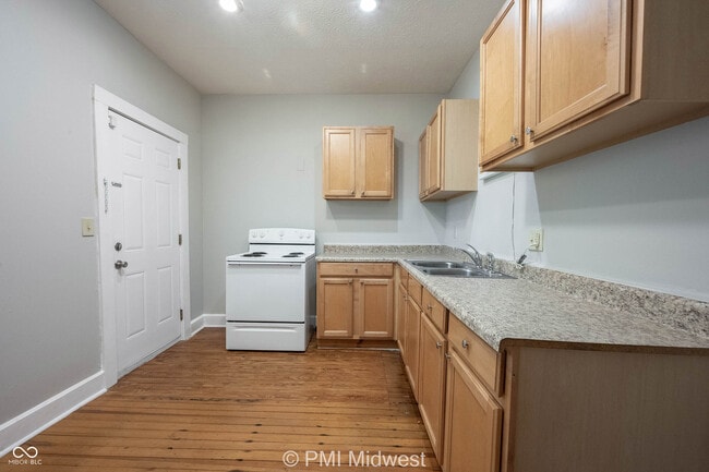Building Photo - 411 W 40th St