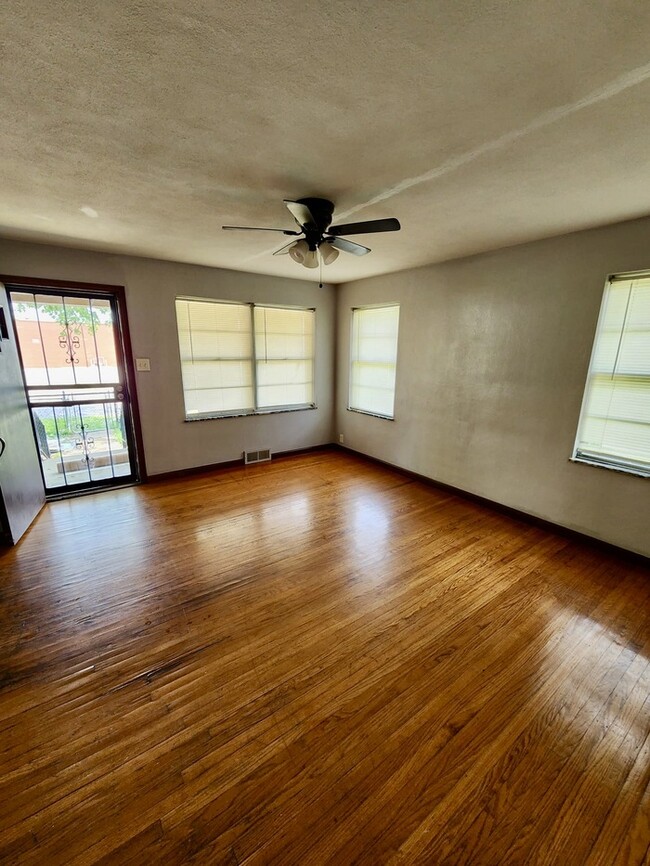 Building Photo - Beautiful brick 2 bedroom