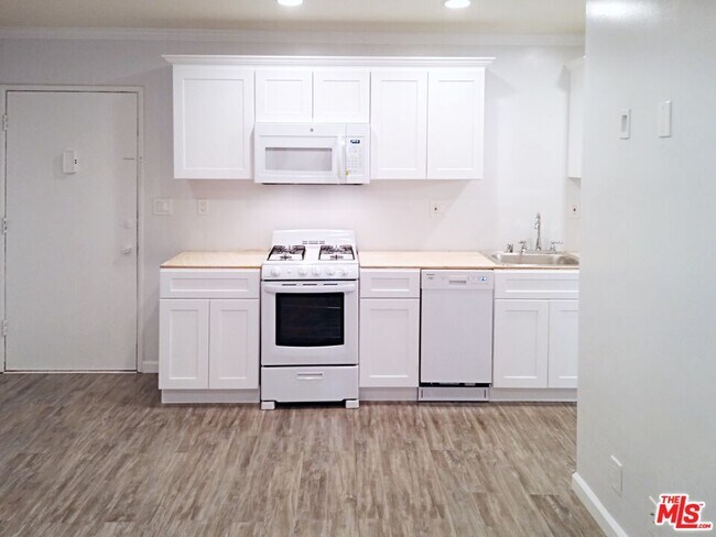 Building Photo - 853 N Hudson Ave