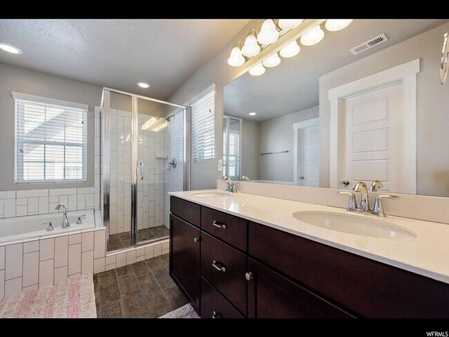 Building Photo - Great Daybreak Home Available March 1!