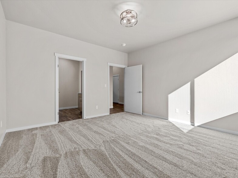 Building Photo - 2747 Radiant Ave