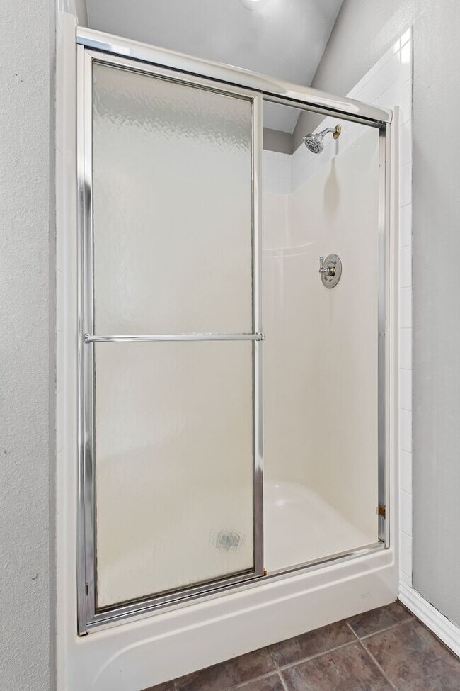 Building Photo - Beautiful and Spacious Home!