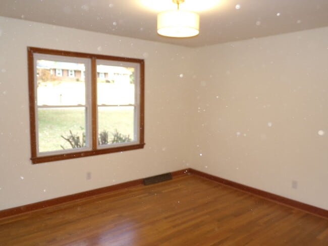 Building Photo - Country Living in Town