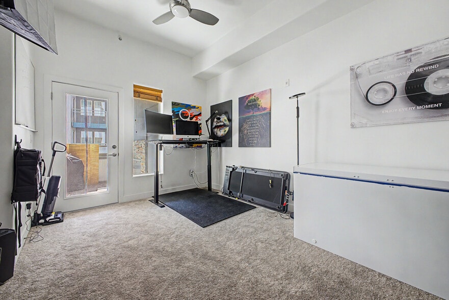 Building Photo - 945 E Playa del Norte Dr