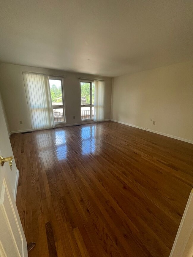 Building Photo - Updated End-Unit Condo in Earhart Village – Prime Location!