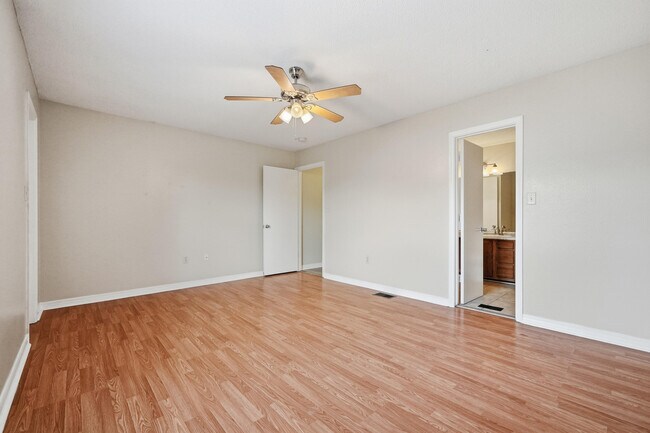 Building Photo - 1807 Whispering Oaks Ln