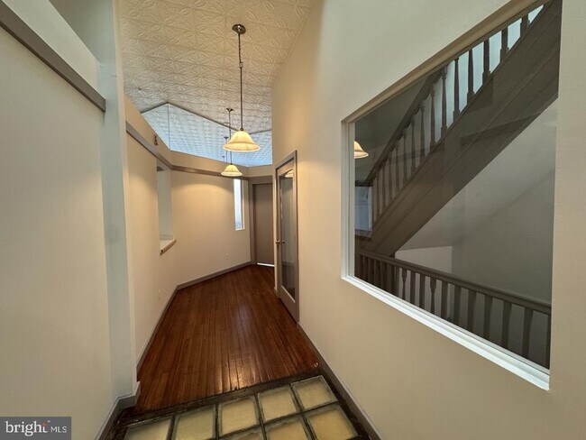 Building Photo - 328 S Broadway