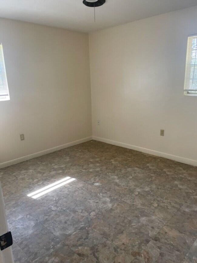 Building Photo - Clean, Move in Ready 4 Bedroom Home