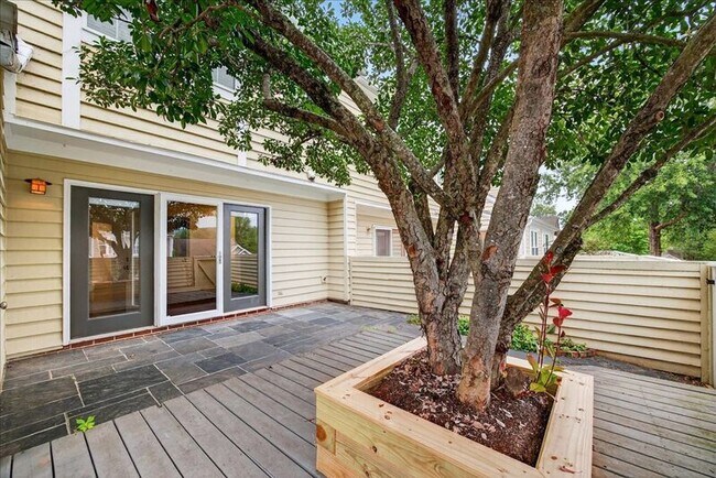 Building Photo - 1371 Le Parc Terrace