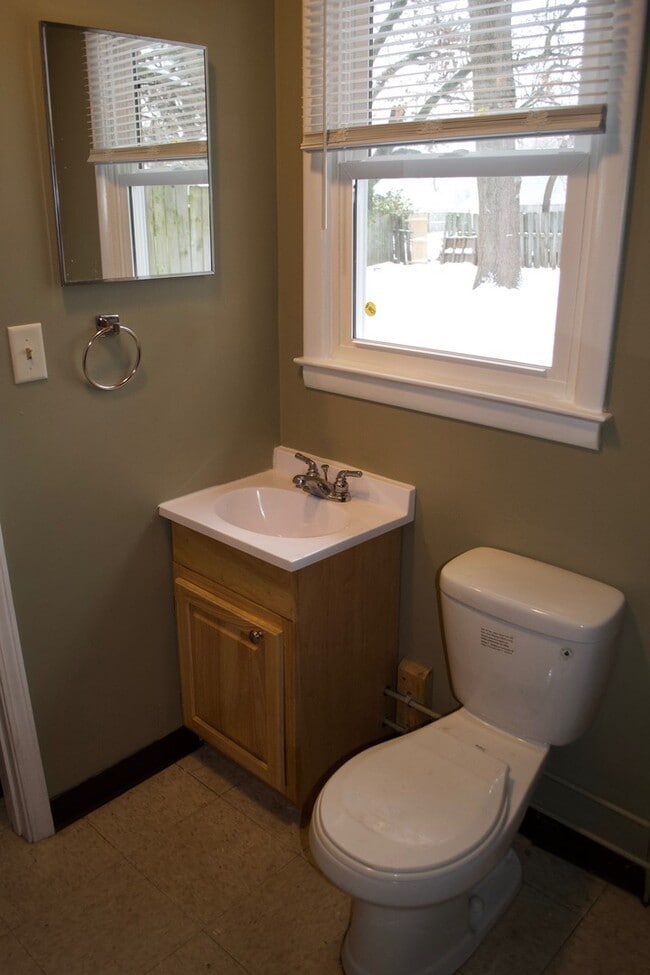 Building Photo - Three Bedroom Ranch in Northeast Grand Rapids