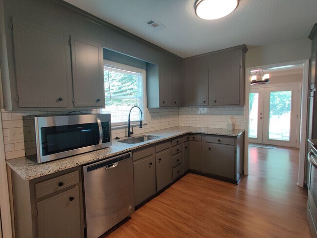 Building Photo - 7236 Walnut Wood Dr