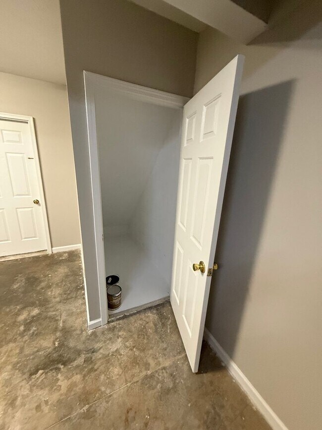 Building Photo - Located in Georgetown, KY, three-bedroom, 2.5-bath townhouse