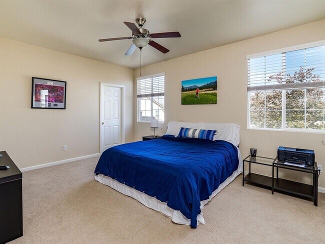 Building Photo - Beautiful Enclave updated unit!