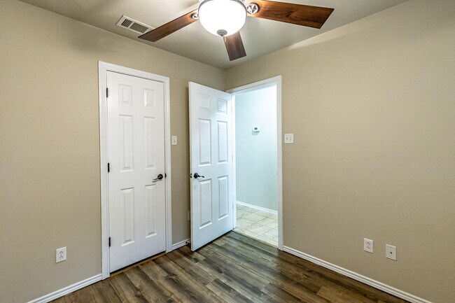 Building Photo - 811 11th St