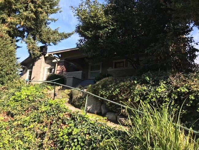 Building Photo - CLICK "REQUEST A TOUR" NOW!