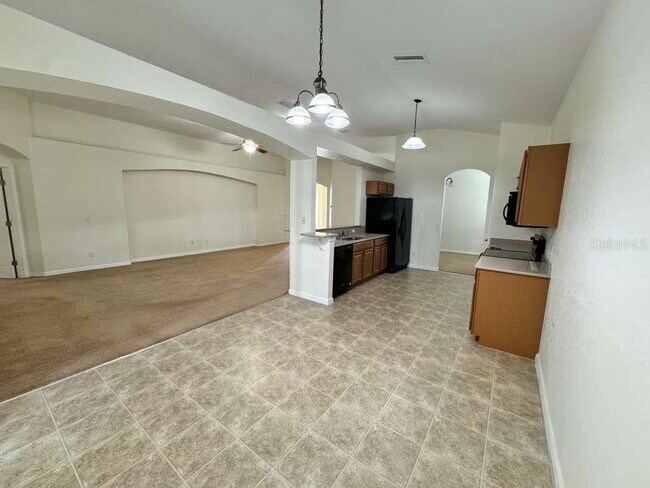 Building Photo - 221 Tower View Dr E