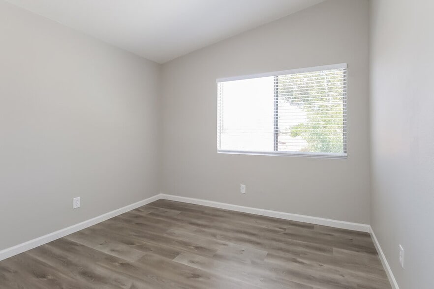 Building Photo - 1968 N Lexington Dr