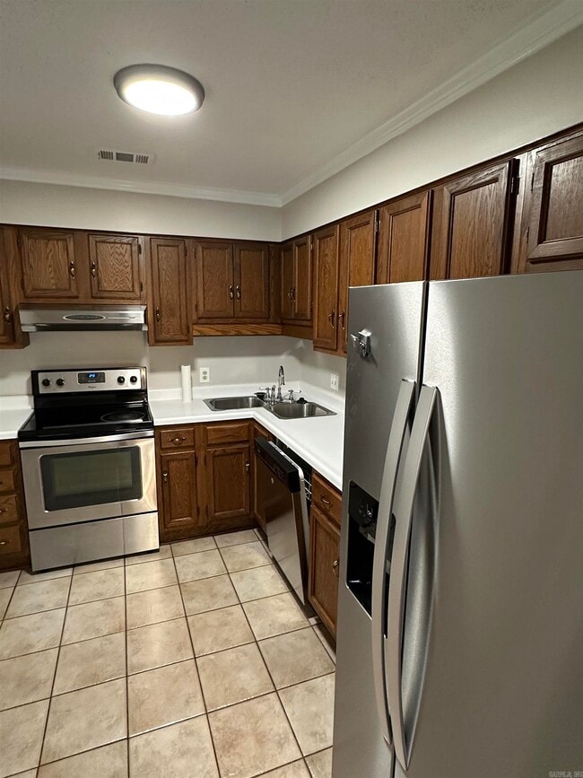 Building Photo - 9 Oak Forest Dr