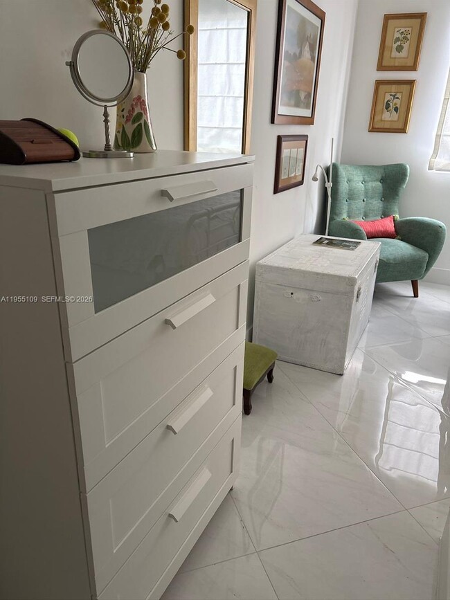 Building Photo - 301 Altara Ave