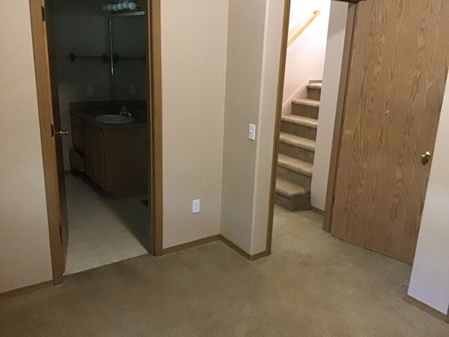 Building Photo - h978 - 980