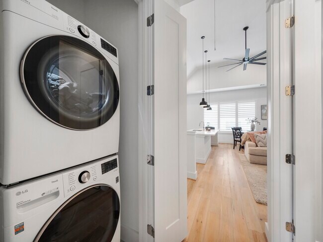 Building Photo - 1218 W 24th St