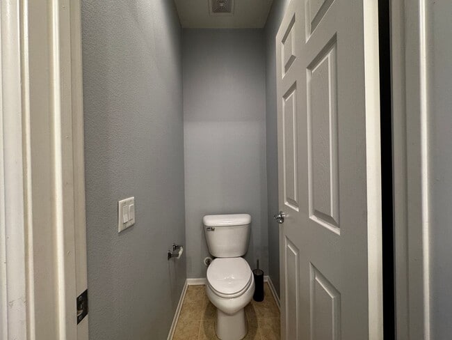 Building Photo - Murrieta 2 bedroom townhome with office fo...