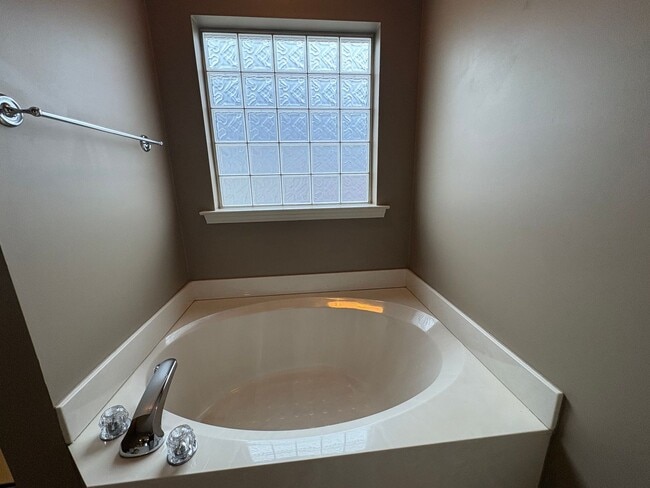 Building Photo - For rent