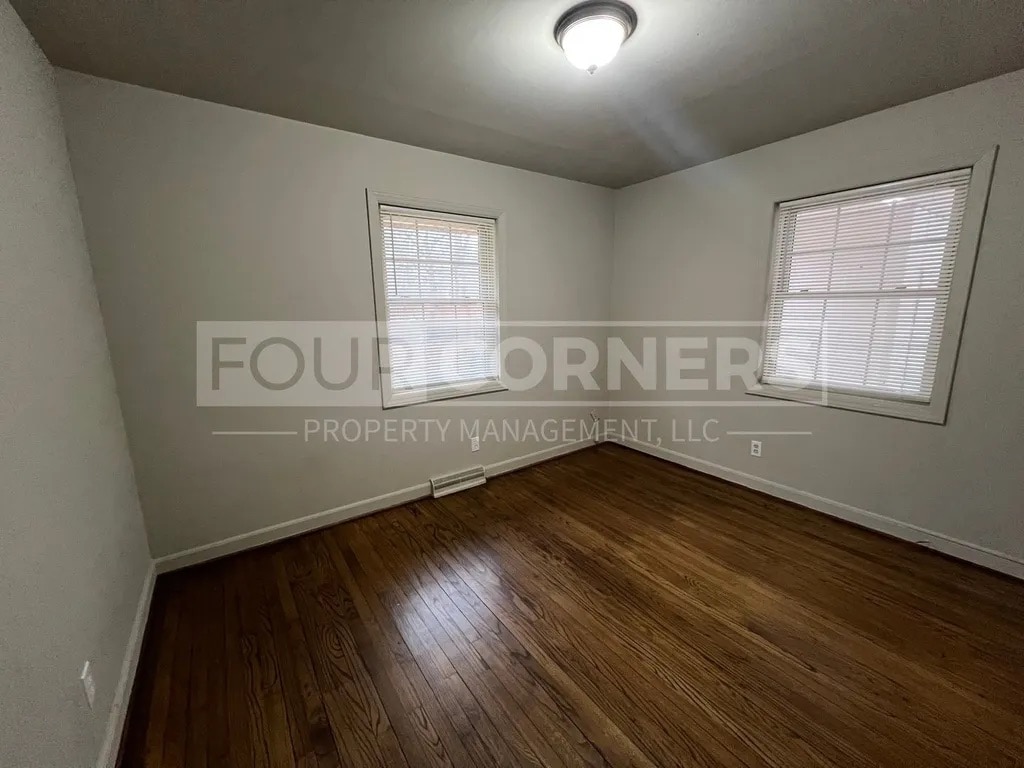 Building Photo - Room in House on Beck St