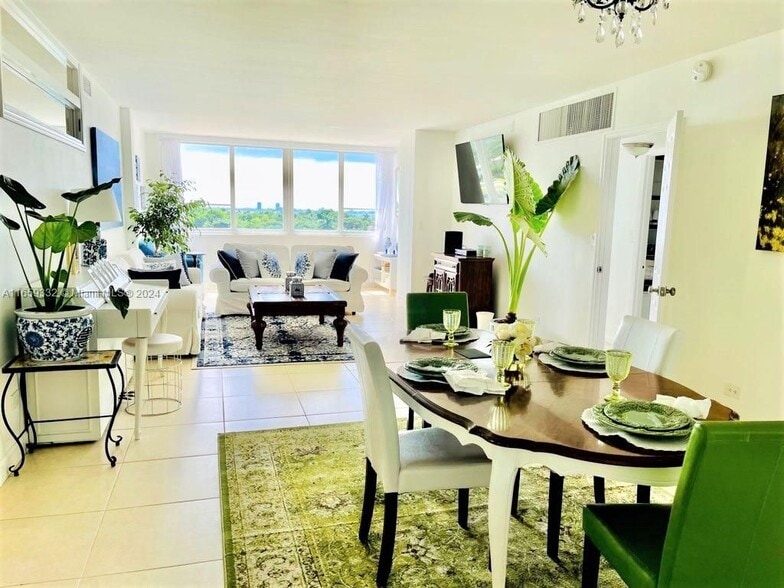 Building Photo - 5005 Collins Ave