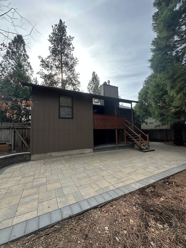 Building Photo - Updated SW Bend Home with Large Backyard!