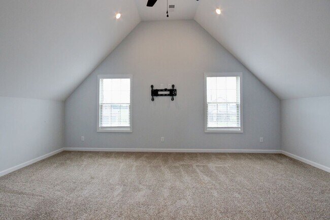 Building Photo - mega Huge wow. 4 bed 3 bath.